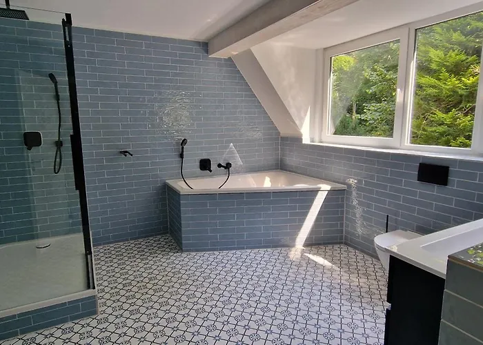 Ruhiges Haus Mit Whirlpool Fuer 5 Gaeste Nahe Messe Mit 3 Schlafzimmern *